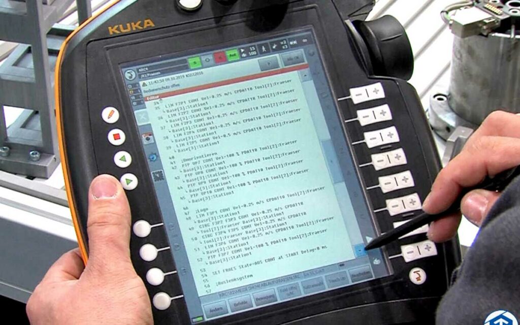 Darstellung eines Tablets mit Programmiersprache für Roboterschulung