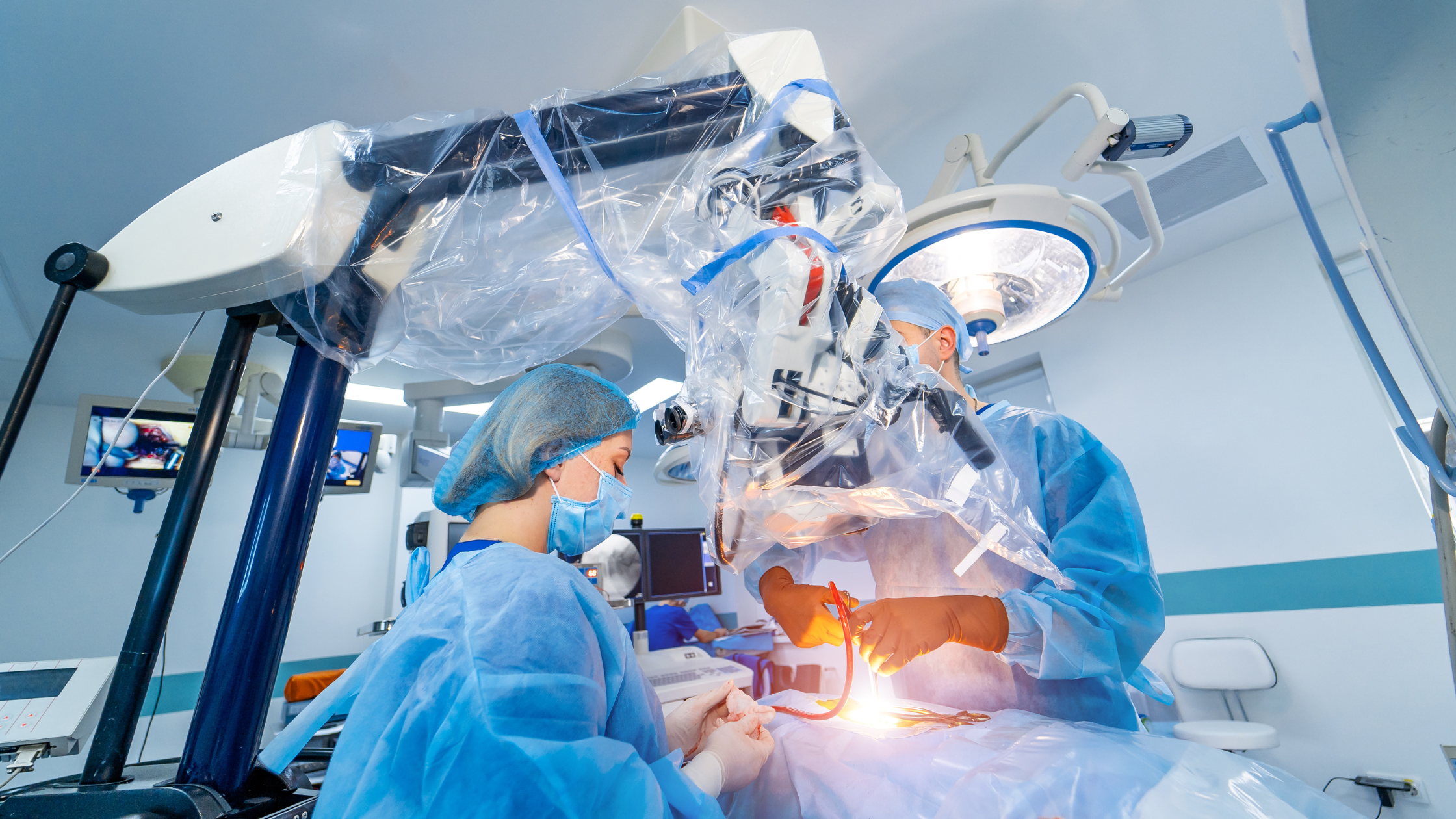Ärzte operieren mit Medizinrobotern einen Menschen